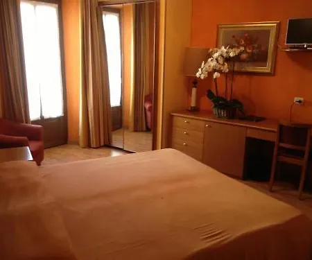 Intra Hotel